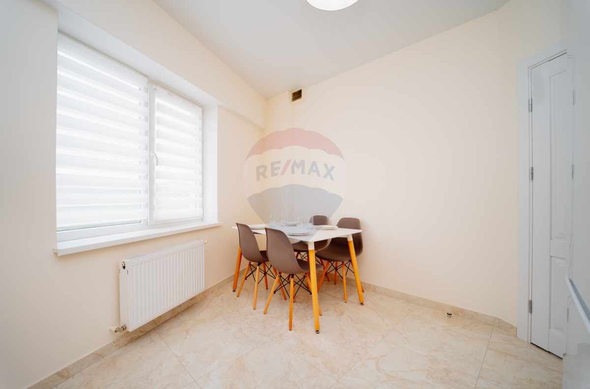 700 EUR
