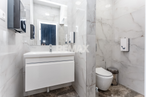 2.700 EUR
