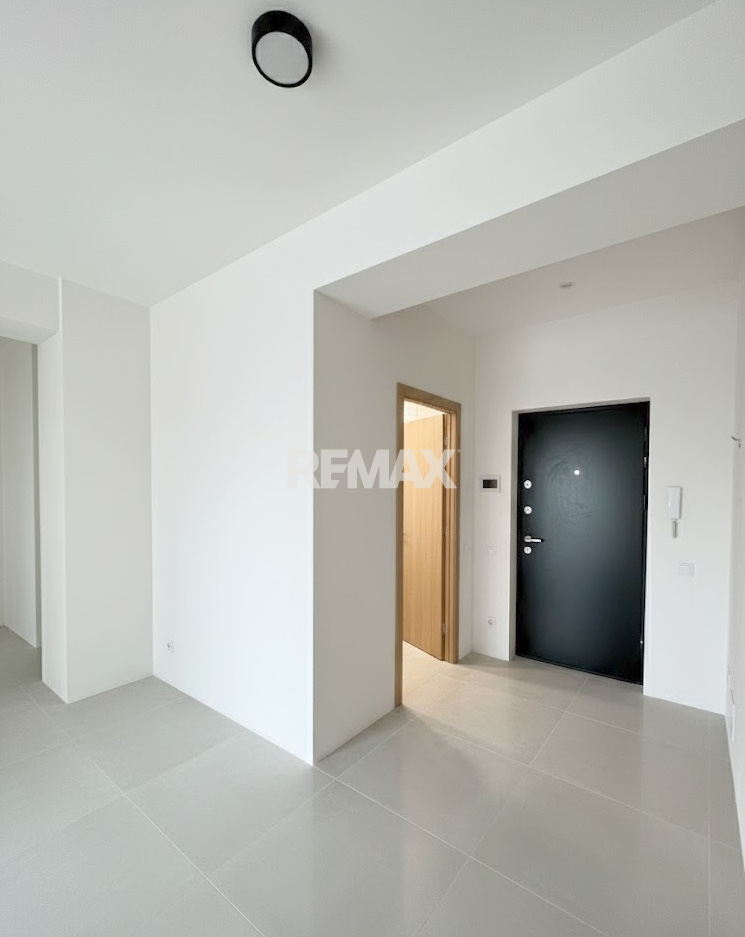 104.900 EUR